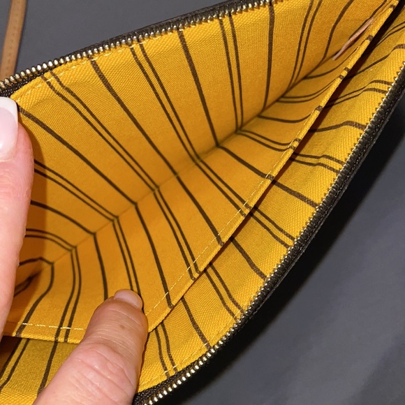 SOLD- Louis Vuitton Monogram Neverfull MM Pouch - Picture 3 of 10